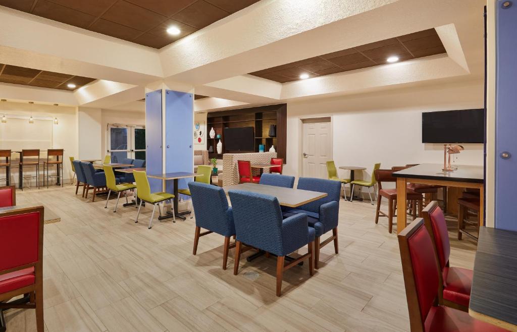 Holiday Inn Express & Suites Orlando International Airport an IHG Hotel image 13