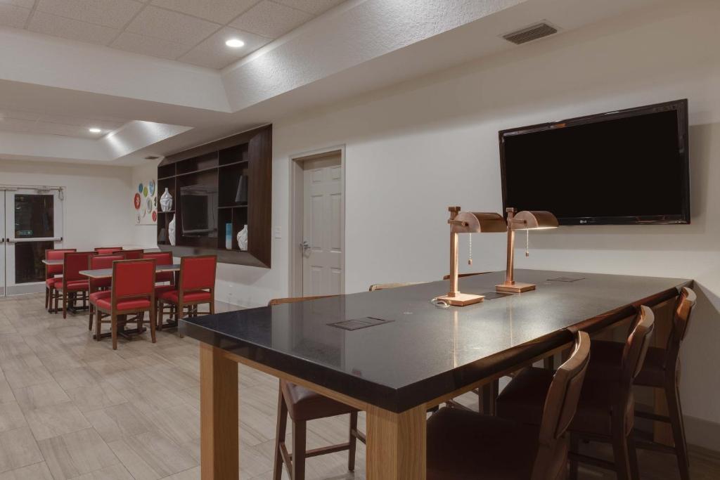 Holiday Inn Express & Suites Orlando International Airport an IHG Hotel image 17