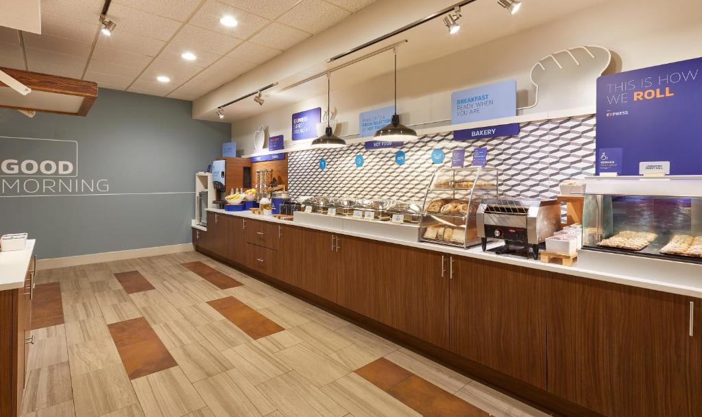 Holiday Inn Express & Suites Orlando International Airport an IHG Hotel image 18